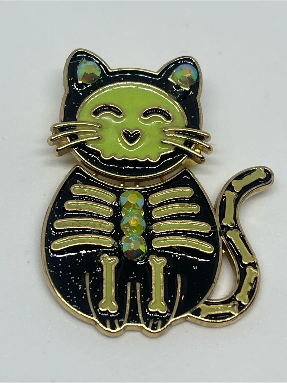 Green & Black Cat Medal Brooch - Decorative Pet-Themed Accessory Hand Crafted